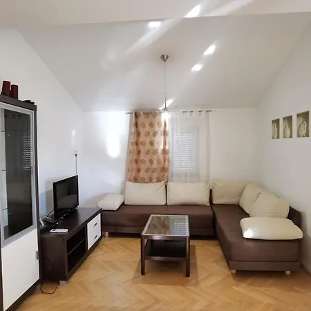 Julius Apartman *