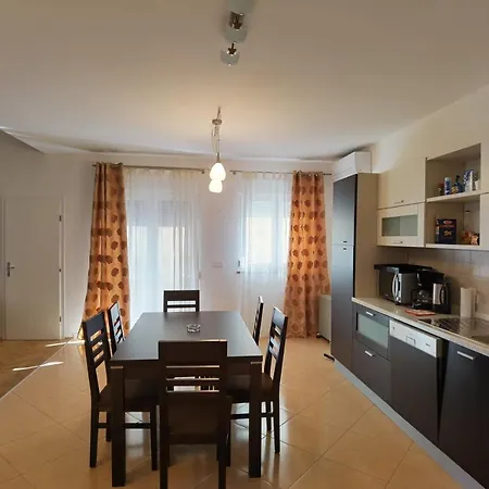 Julius Apartman شقة *